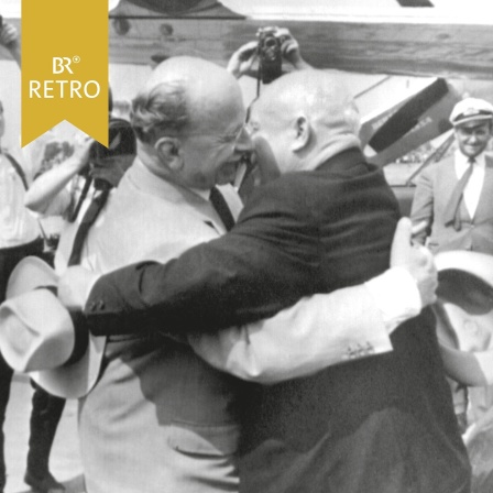 Der Ministerpräsident der UdSSR, Nikita Chruschtschow (r) und der Staatsratsvorsitzende der DDR, Walter Ulbricht (l) begrüßen sich mit einer herzlichen Umarmung und dem üblichen "Bruderkuß". | Bild: picture-alliance / dpa | -