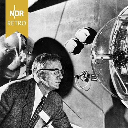 Dr. Allen V. Astin (um 1957), Direktor des National Bureau of Standards und Mitglied des Nationalen Komitees der USA für das Internationale Geophysikalische Jahr studiert ein Schnittmodell des Erdsatelliten, der von den Vereinigten Staaten gestartet werden soll. 