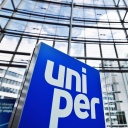Ein Logo steht im Foyer der Hauptverwaltung des Energieversorgungsunternehmens Uniper in Düsseldorf.