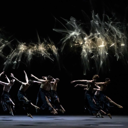 Ensemble des Staatsballett Berlin mit "overture", Angels Atlas (Bild: Serghei Gherciu)