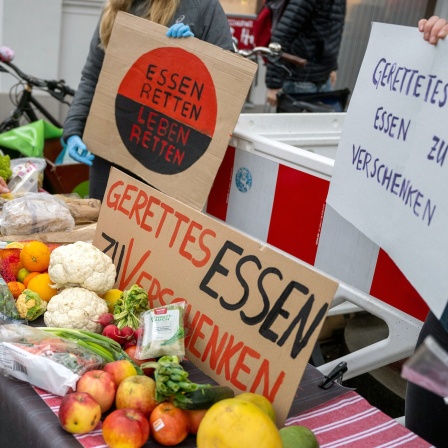 Klimaaktivisten verteilen an Passanten weggeworfene Lebensmittel, welche sie aus Containern gerettet haben. 