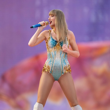 Die US-amerikanische Popsängerin Taylor Swift steht während eines Konzerts auf der Bühne.