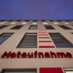 Ein Schriftzug der Zentralen Notaufnahme ist an einem Gebäude der Charité zu sehen © picture alliance/ dpa/ Jörg Carstensen