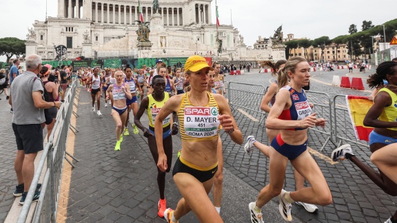 Sportschau - Halbmarathon Der Frauen - Die Zielankunft Im Stadion