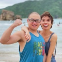 Junges chinesisches Paar posiert im Urlaub am Badestrand