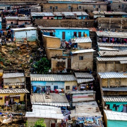 Vogelperspektive auf die bunten Häuser eines Slums in Abidjan in Elfenbeinküste