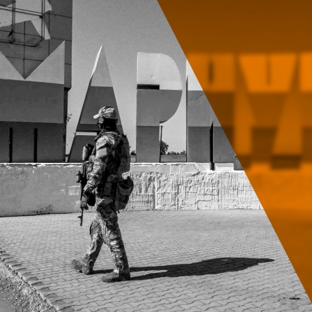 Das Beitragsbild des ARD radiofeature "Propagandaschlacht um Mariupol" zeigt einen russischen Soldaten vor dem Schriftzug Mariupol in den russischen Landesfarben.