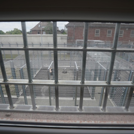 Blick aus einem Haftzimmer auf den Innenhof der Abschiebungshafteinrichtung Glückstadt.