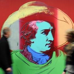 Ist Goethe Pop? Besucher des Museums für Neue Kunst (MNK) in Karlsruhe betrachten das Werk "Porträt Johann Wolfgang von Goethe" aus dem Jahr 1981 von Andy Warhol.