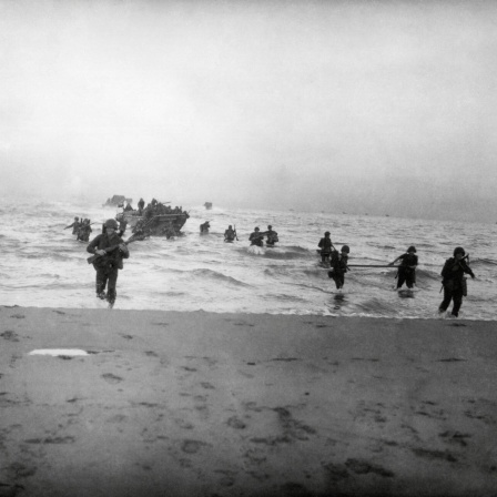 143. Infanterie-Regiment  läuft auf einen Strand am Golf von Salerno