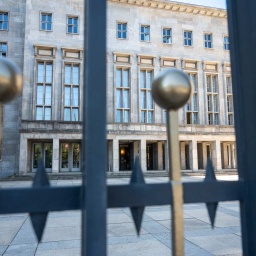 Durch ein Gitter am Tor ist das Bundesministerium der Finanzen zu sehen (Bild: dpa/ Christophe Gateau)