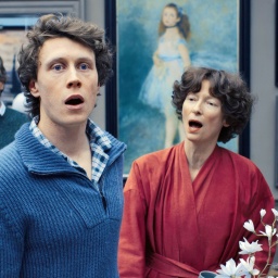 Filmszene aus "The End": Mehrere Menschen stehen in einem Raum und singen.