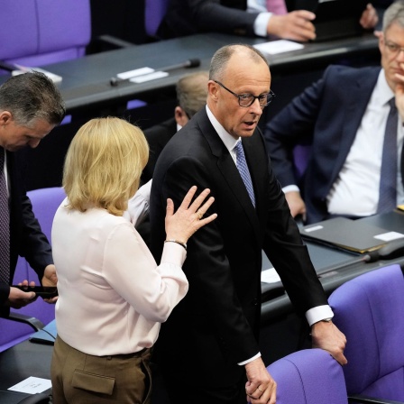 Geschockte Gesichter bei Merz und Co. nach der gescheiterten Kanzlerwahl.