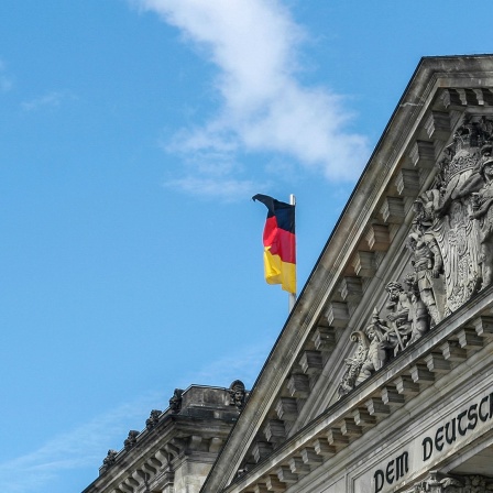 Der Reichstag mit deutschen Flaggen.