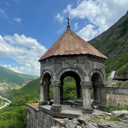 Das Kloster Kobair vor der Kulisse der Berge