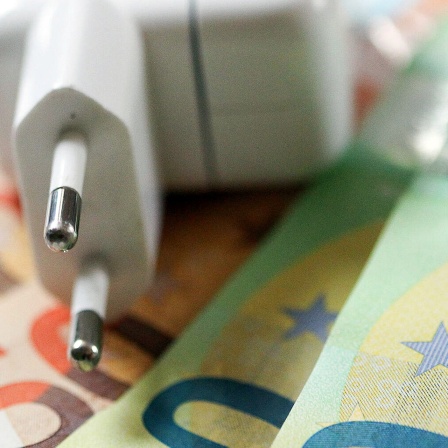 Stromkabel mit Banknoten