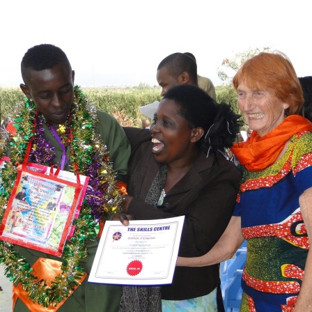 Ruth Paulig &amp; Jimmy Kilonzi von &#034;Promoting Africa&#034; Verein, der der junge Menschen mit einer Ausbildung unterstützt