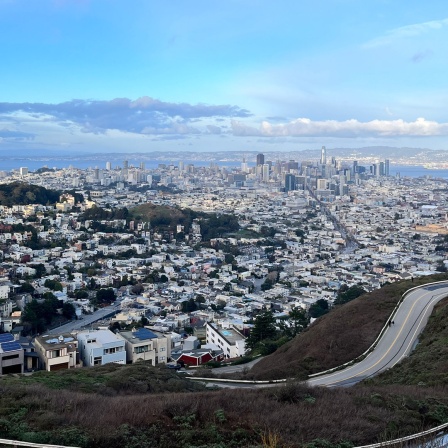 Die Metropole von San Francisco mit hügeliger Straße - von Twin Peaks aus gesehen.