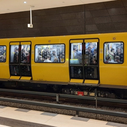 Eine volle Berliner U-Bahn der Linie U5 (Bild: dpa / XAMAX)