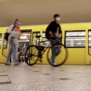 Reisende steigen am U-Bahnhof Zoologischer Garten aus einer U-Bahn. 