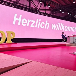 Bühne beim Bundesparteitag der FDP, auf einer rosa Wand steht "Herzlich Willkommen" (27.04.2024)