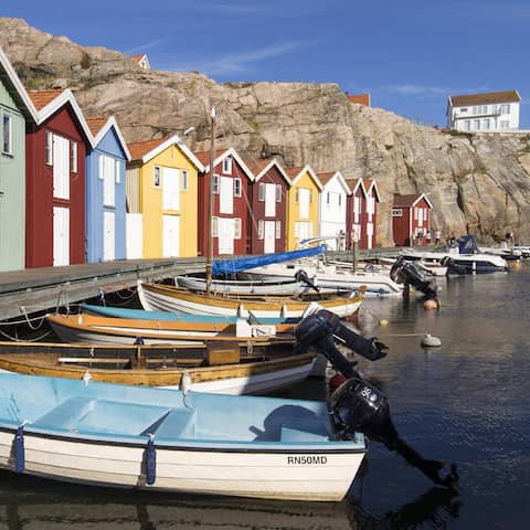 Boote und Bootshäuser in Westschweden (Foto: Imago)