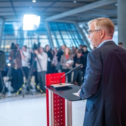 Dietmar Bartsch, Fraktionsvorsitzender der Partei Die Linke, spricht bei einem Pressestatement vor Beginn der Fraktionssitzung der Linken im Bundestag. 