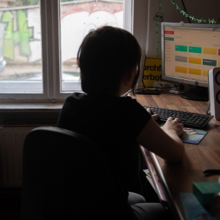 ILLUSTRATION - Eine Jugendliche sitzt in ihrem Zimmer am Schreibtisch vor ihrem Computer