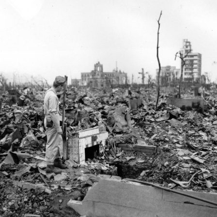Ein Mann steht am 7. September 1945 in den Ruinen von Hiroshima. Die USA hatten am 6. August 1945 die Uran-Atombombe &#034;Little Boy&#034; über der japanischen Stadt abgeworfen.
