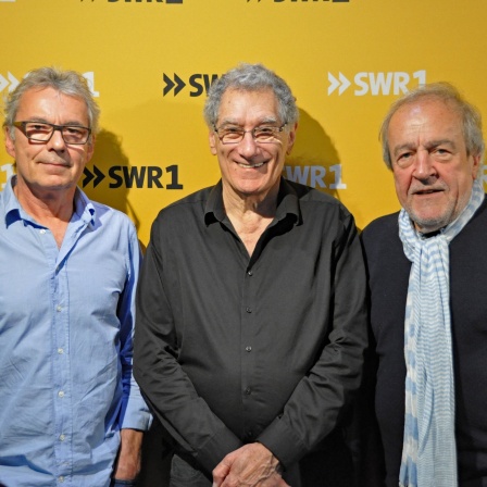 von links nach rechts: SWR1-Moderator Wolfgang Heim, Fotograf und SWR1 Leute-Gast Elliott Landy, Übersetzer Jürgen Stähle