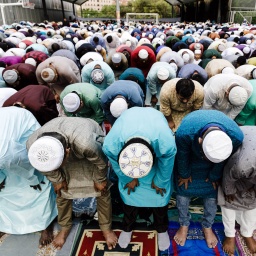Muslimische Gläubige beten in einem Park in Madrid, um das Opferfest Eid al-Adha zu feiern.