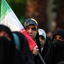 Iranerinnen die sich zur Unterstützung der Regierung in Teheran versammelt haben. Sie unterstützen die Angriffe gegen israelische Ziele. 