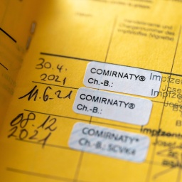 Drei EInträge von Covid-Impfungen in einem gelben Impfpass