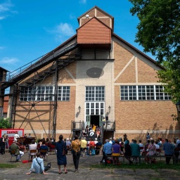 Zuschauer vor dem Kunstzentrum E-Werk in Luckenwalde (Teltow-Fläming) (Bild: IMAGO / Eberhard Thonfeld)