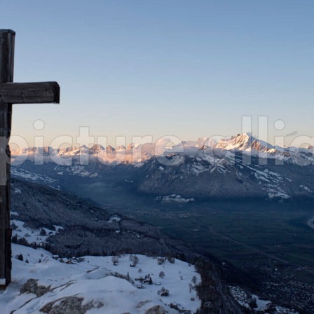 Das Gipfelkreuz des Berges &#034;Pizalun&#034; auf 1478 Metern