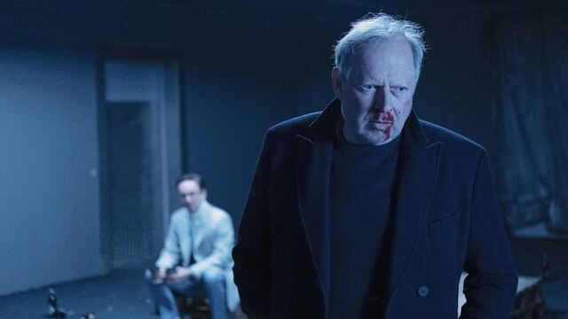 Axel Milberg als Tatort-Kommissar Klaus Borowski mit blutiger Nase in einer Filmszene.