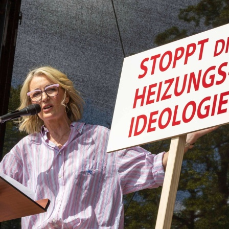 Monika Gruber / Kundgebung Demonstration DEMO gegen Heizhammer Gesetz der Ampel-Regierung auf dem Volksfestplatz in Erding