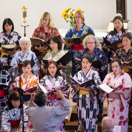 Der deutsch-japanische Chor "Der Flügel" Karlsruhe bei einem Konzert, gekleidet in bunten japanischen Gewändern