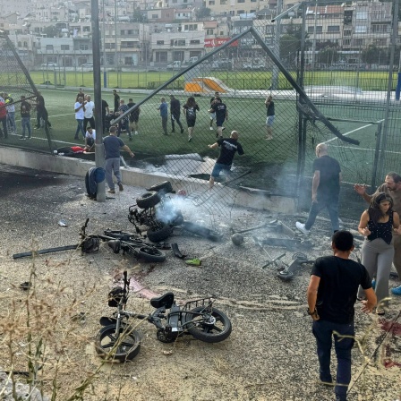 Anwohner eilen verletzten Kindern zu Hilfe, kurz nachdem eine Rakete ein Fußballfeld auf den israelisch kontrollierten Golanhöhen getroffen hat.