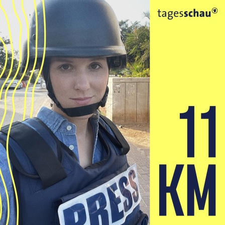 Sophie von der Tann, ARD-Nahost-Korrespondentin, mit Helm und Weste mit Aufschrift "Press". 