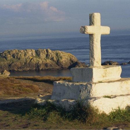 Penn-Arlan- und St.-Paul-Kreuz an der Küste der Insel Ouessant.