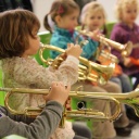 Kinder spielen Trompete