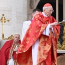 Papst Franziskus sitzt während der Beerdigung des emeritierten Papst Benedikt XVI. vor dem Petersdom