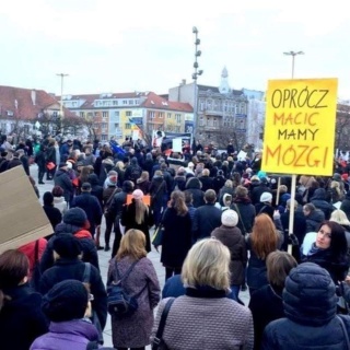 Frauen unterschiedlichen Alters gehen gegen das Abteribungsverbot in einer polnischen Stadt auf die Straße. Auf einem Schild steht: "Außer einer Gebärmutter haben wir auch ein Gehirn".