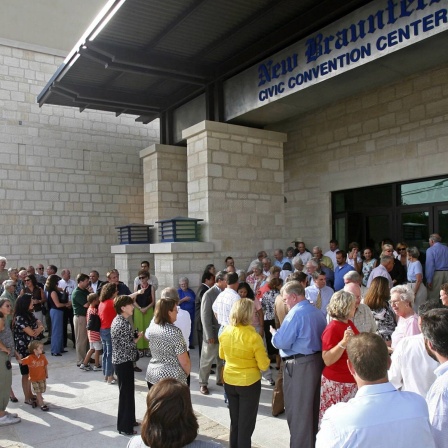 Menschen warten auf die Wiedereröffnung des New Braunfels Civic Convention Center