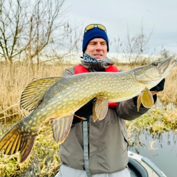 Frieder vom Team Angebissen mit einem Winterhecht aus der Havel(Bild: rbb/F.Rößler)