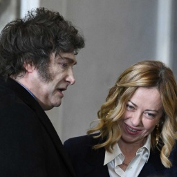 USA, Washington, 20.1.2025: Javier Milei, Präsident Argentinien, und Giogia Meloni, Ministerpräsidentin Italien, im Gespräch bei der Amtseinführung von Donald Trump (Bild: picture alliance/Newscom/SAUL LOEB)