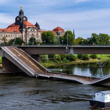 Aufnahme der teilweise eingestürzten Carolabrücke in Dresden.