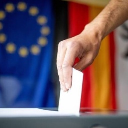 Ein Wähler gibt seinen Stimmzettel für die Europawahl 2019 in einer Berliner Grundschule ab.