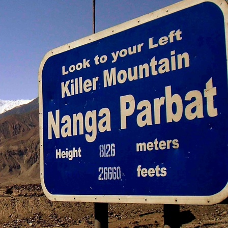 Das Hinweisschild des Nanga Parbat, vor dem Berg